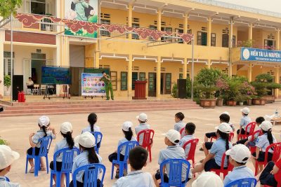 TRƯỜNG TIỂU HỌC TRỰC KHANG PHỐI HỢP VỚI CÔNG AN XÃ QUANG HƯNG TỔ CHỨC TUYÊN TRUYỀN PHÁP LUẬT VỀ AN TOÀN GIAO THÔNG, PHÒNG CHÁY CHỮ CHÁY VÀ PHÒNG CHỐNG ĐUỐI NƯỚC CHO HỌC SINH